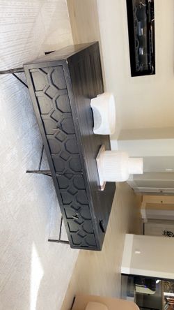 Gorgous modern table with 4 drawers
