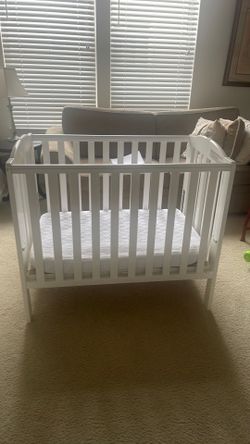 Portable baby crib