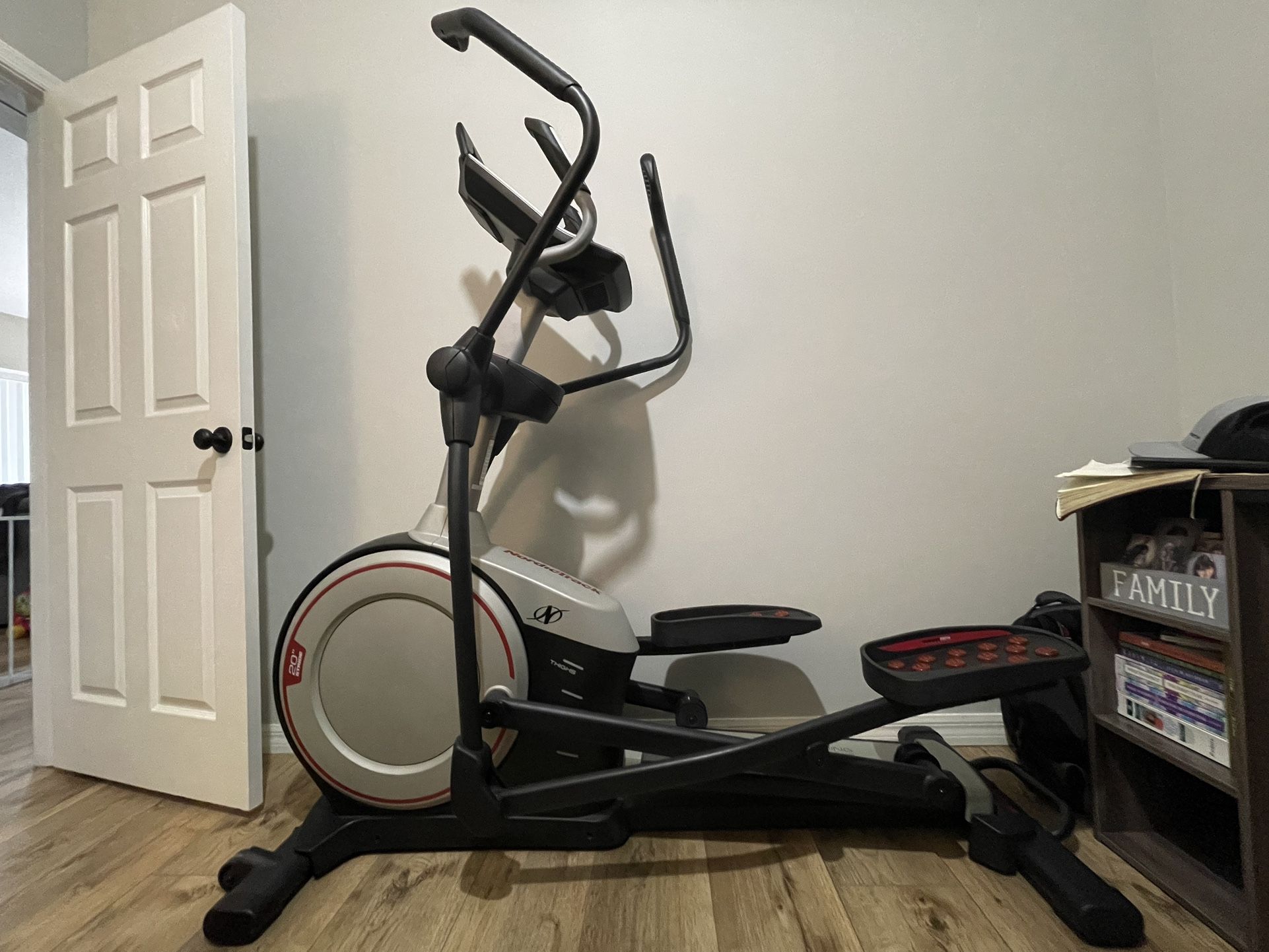 NordicTrack Elite 10.9i Elliptical for Sale in Wellington, FL OfferUp
