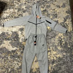 Super clean grey Nike Tech Fleece set, hoodie and joggers included.