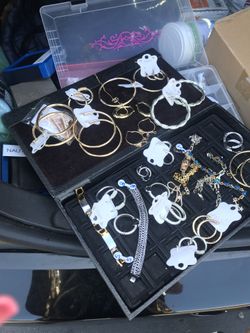 Bellos accesorios oro brasileño y carteras