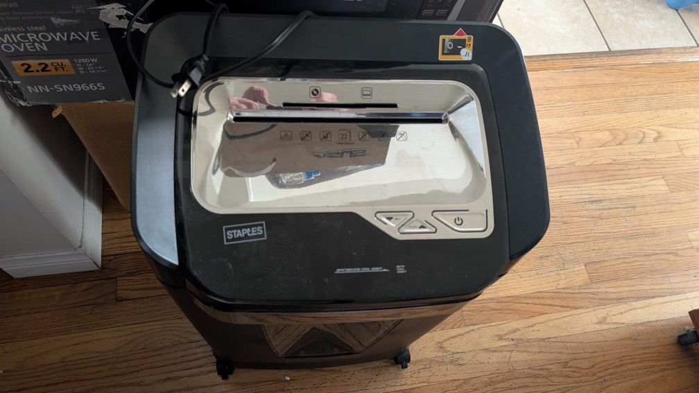 Staples Large Capacity Shredder