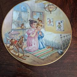 Vintage collector plate features the scene "Now I Lay Me Down to Sleep" from the Children's Prayers series by Kaiser.