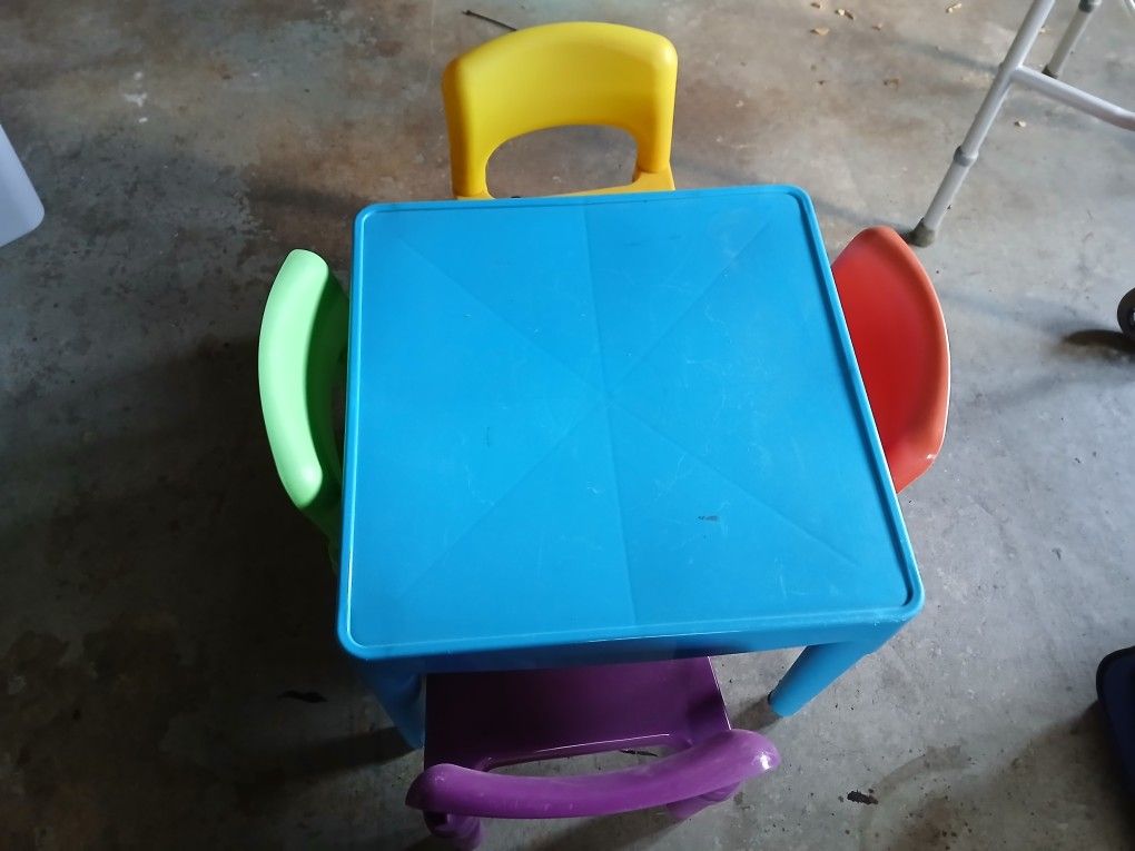 Child's Table And 4 Chadirs