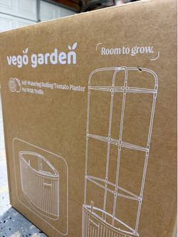 Self watering planter
