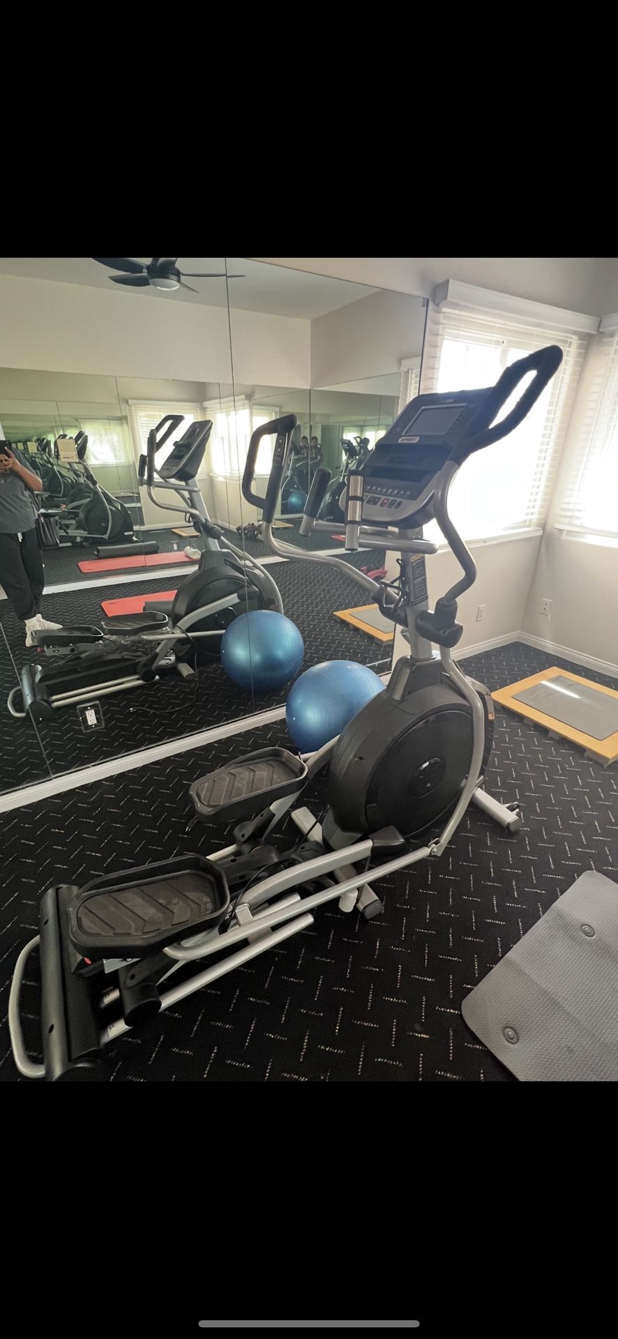 Spirit XE395 Elliptical- Pre Owned