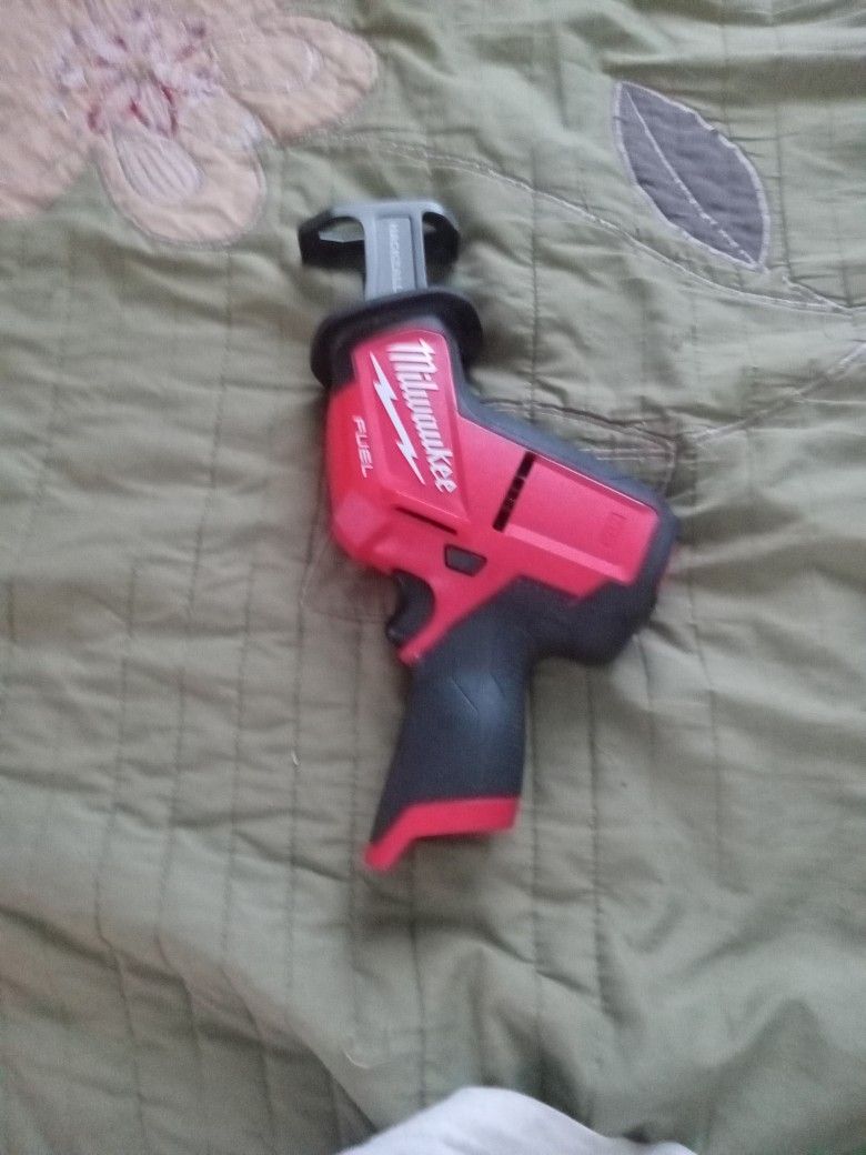 New milwaukee M 12 Hacksaw Tool Only 