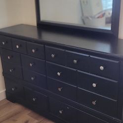 Dresser With Mirror