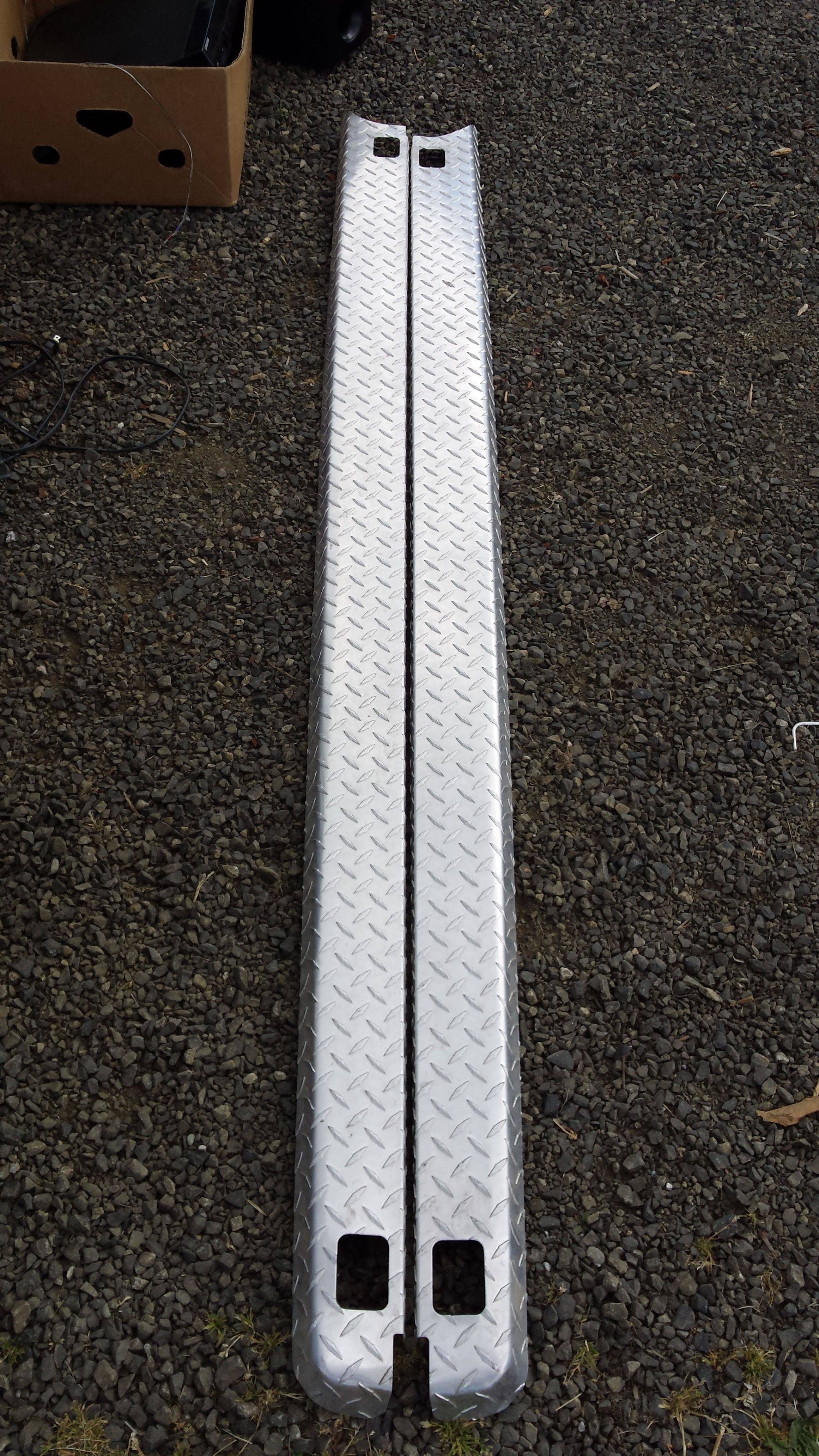Diamond plate bed rail caps
