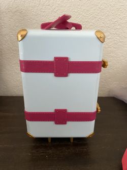 American girl travel cheap in style luggage