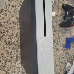 X BOX ONE S mint condition console only.

Cannot find power supply after move.

Pet SMOKE kid free home