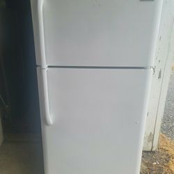 REFRIGERATOR 