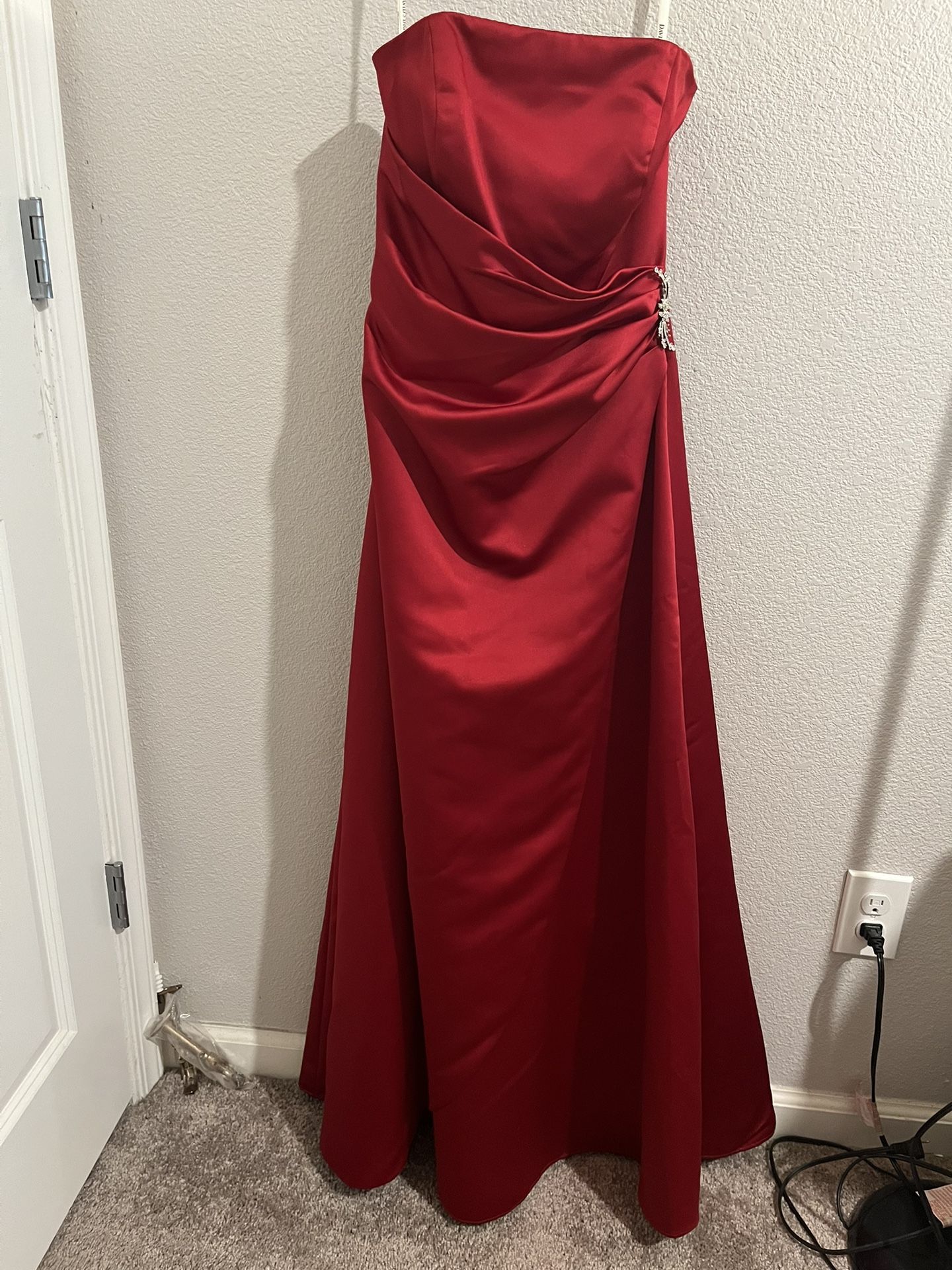 David’s Bridal Dress Women’s Size 6 Strapless Red Formal Gown Bridesmaid Prom NEW