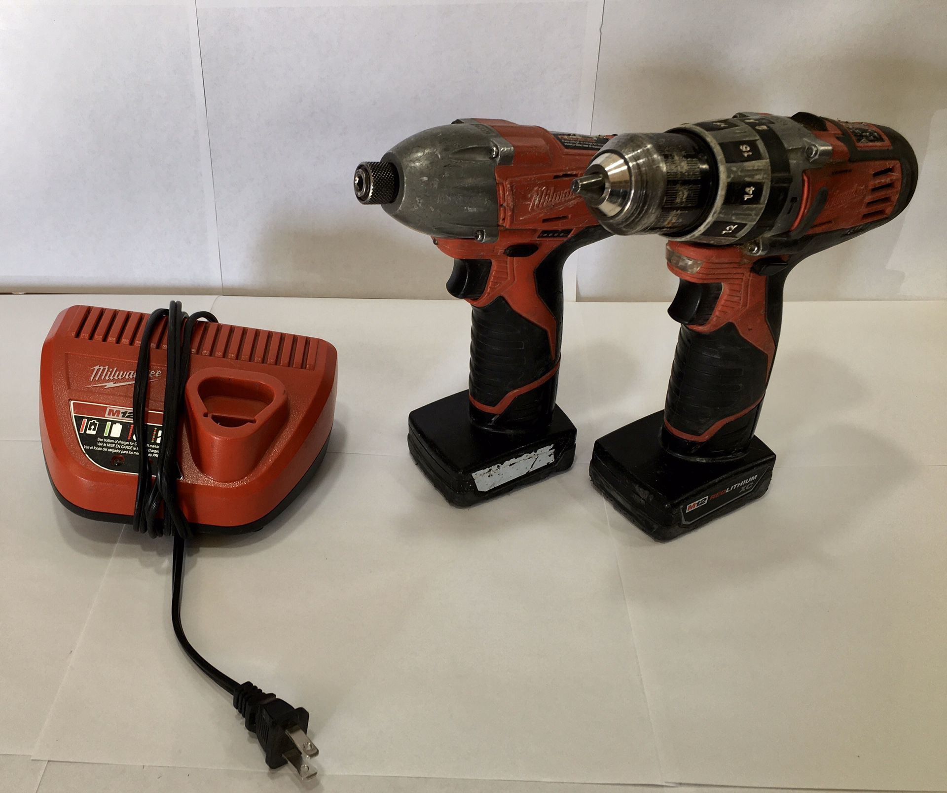 MILWAUKEE HAMMER DRILL/IMPACT SET WITH BATTERIES AND CHARGER