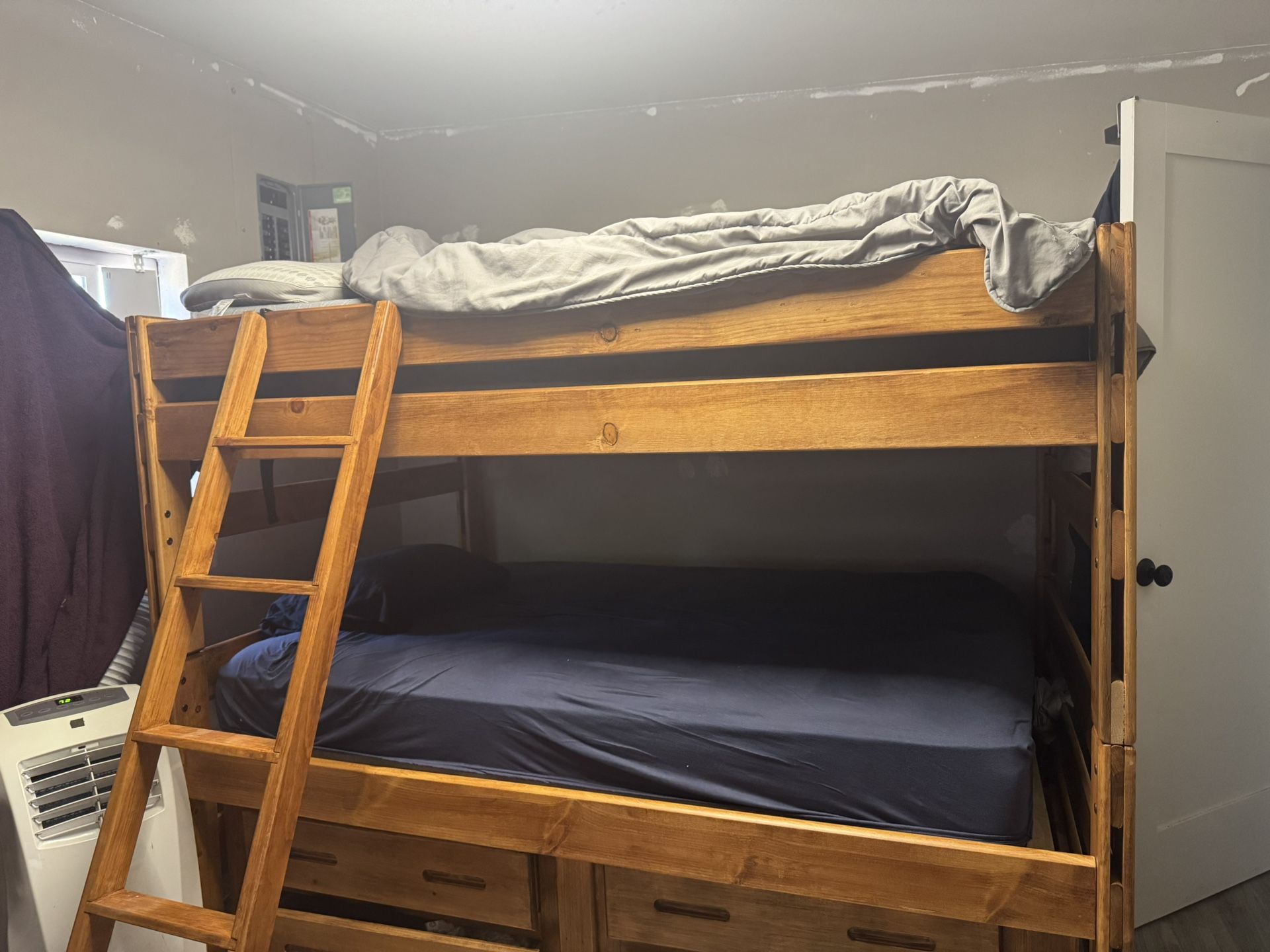 Like New Full Bunk Bed Set