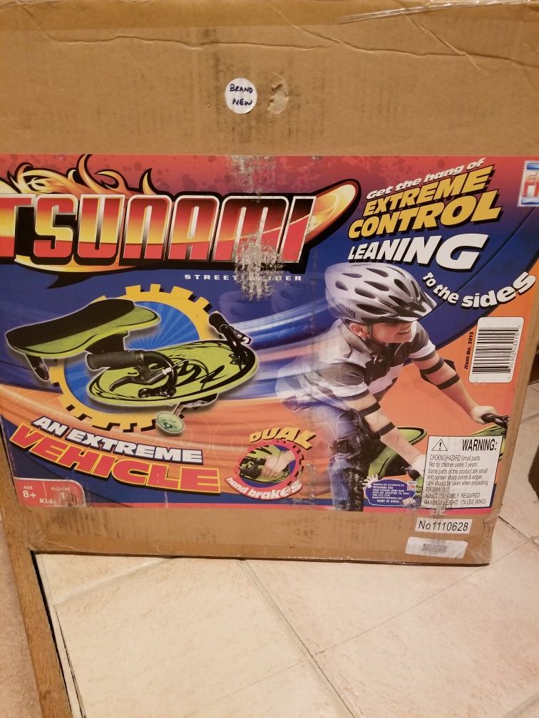 NEW IN BOX FOTORAMA TSUNAMI STREET GLIDER. PICK UP MIDDLEBORO ONLY. SERIOUS INQUIRIES ONLY