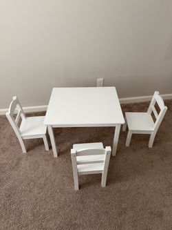 Kids Table w/ 3 Chairs