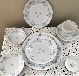 China, Blue Garland, 56 Pieces 8 Sets of 7 Piece Place Settings