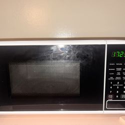 Mainstays Countertop Microwave 700 Watts