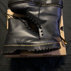 DR MARTENS SIZE 10 WOMENS 9 MENS