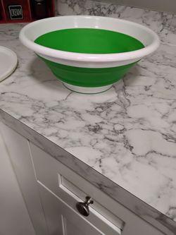 Pampered chef 8 cup bowl with lid. collapsible