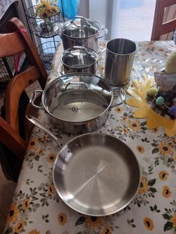 8 PC Set Of Delmonicos Pan Set And Utensil Holder.