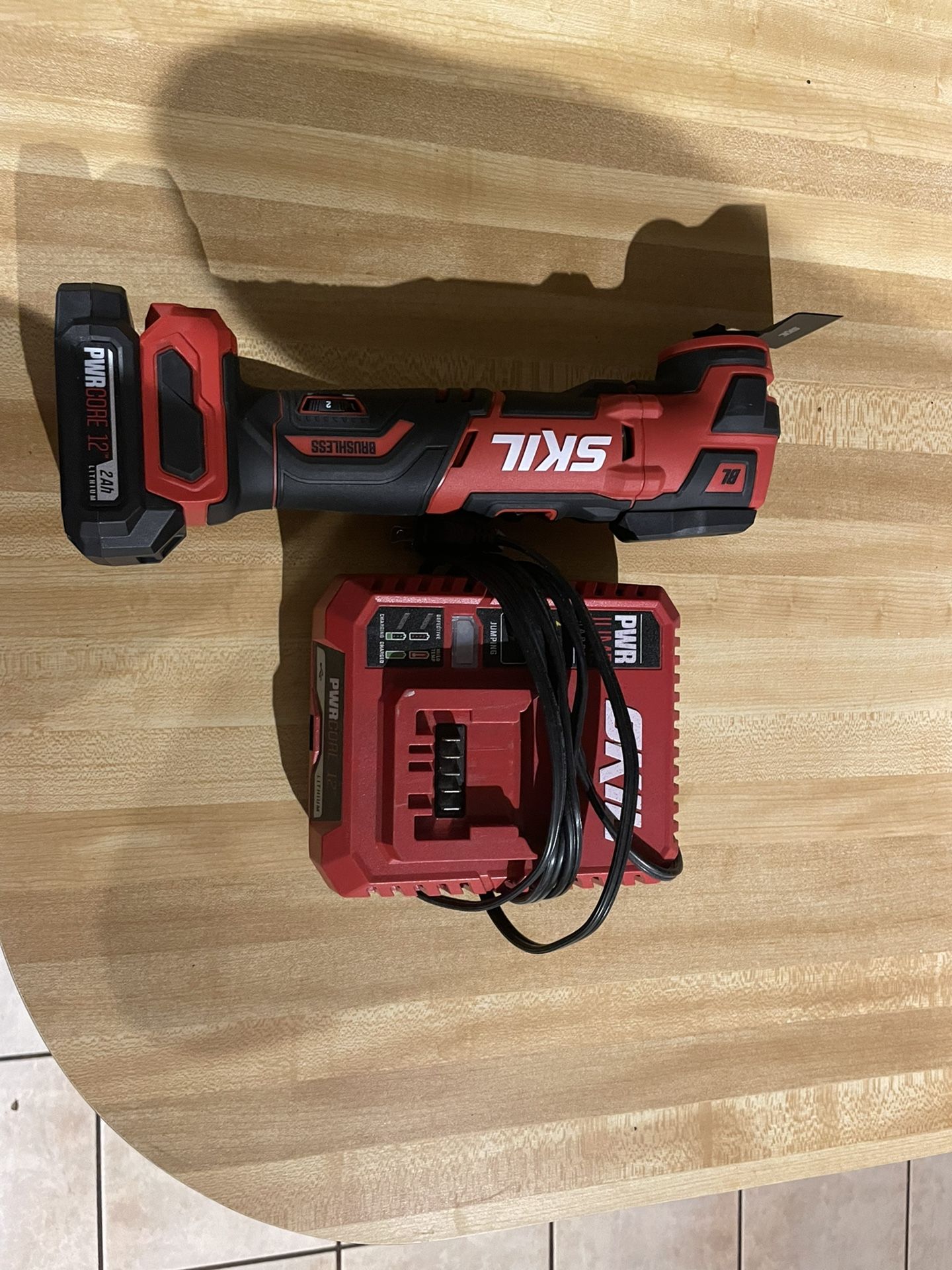 Skil 12v Oscillating tool with 12 V battery and charger Like New