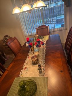 Dining room table / chairs