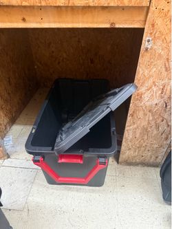 Storage bin with wheels