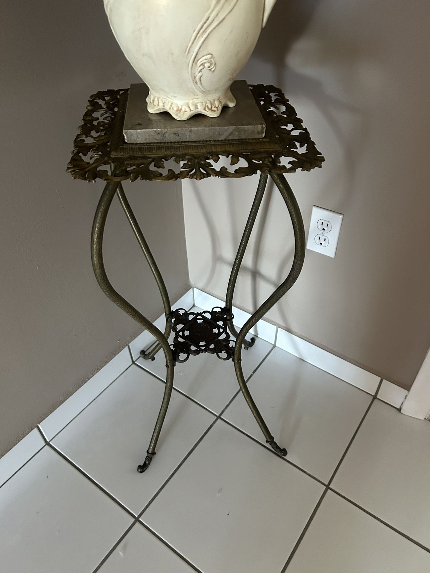 Antique Iron Cornet Table, Mármol Top