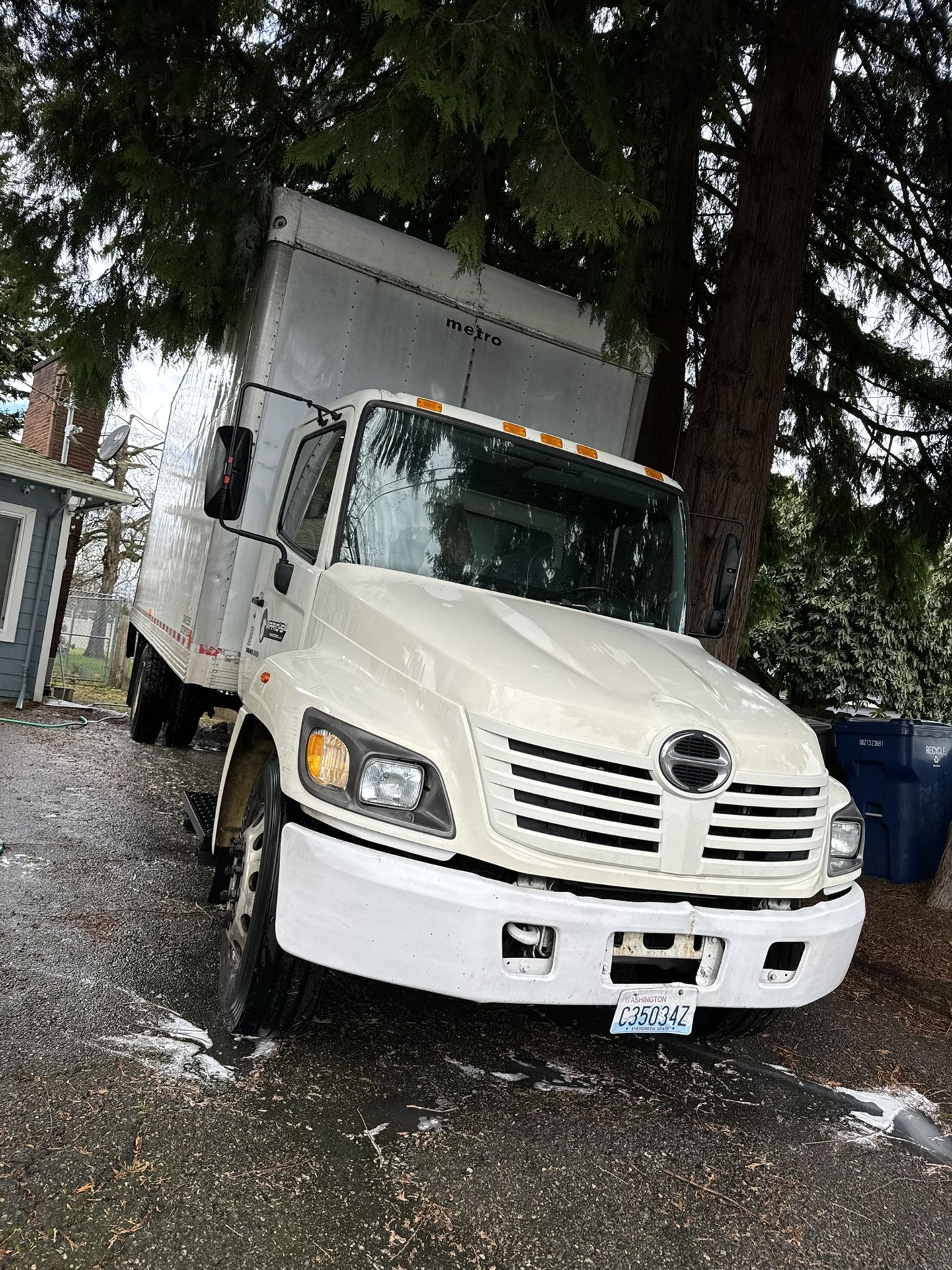 2005 hino 268
