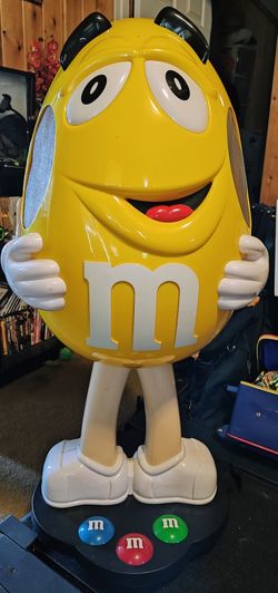 M&M Yellow Store Display
