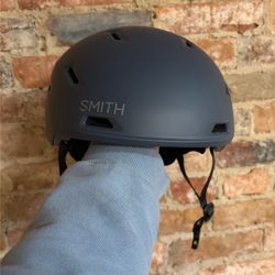 Brand New Smith descend Ski/snowboard Helmet 