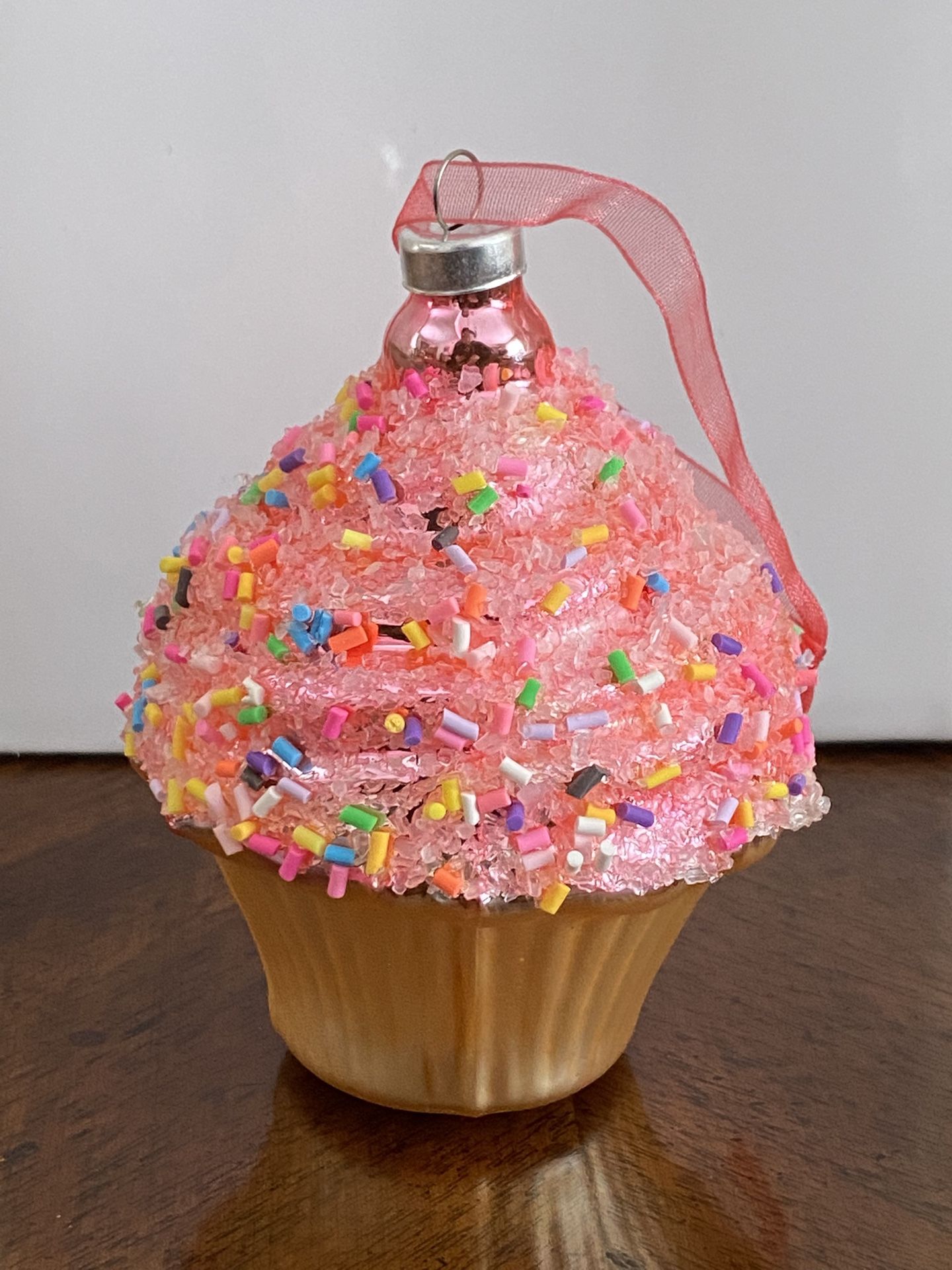 Glass-blown bright pink cupcake with sprinkles Christmas tree ornament - BRAND NEW