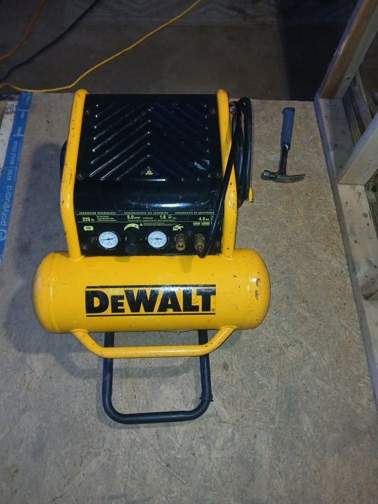 Dewalt 4.5 Gallon Air Compresso