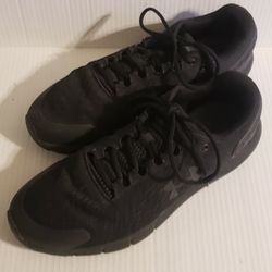 Under Armour Charged Rogue 2 Mens Size 11.5 Black Running/ Walking Sneakers.

