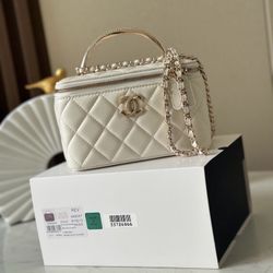 Exquisite box bag like a work of art