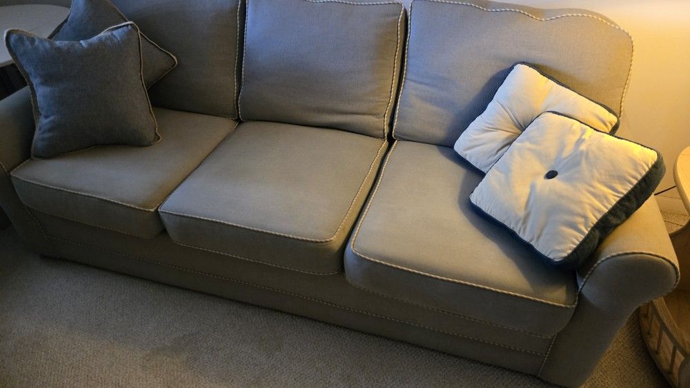 6 Foot Pull-out Sofa *****spotless****
