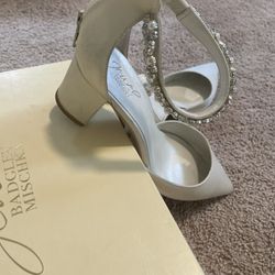 Wedding shoes with pearls