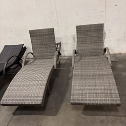  $150.00 Set of 2 Wicker Adjustable Patio Outdoor Chaise Lounge Chairs Pool Recliners with Pull-out Side Table