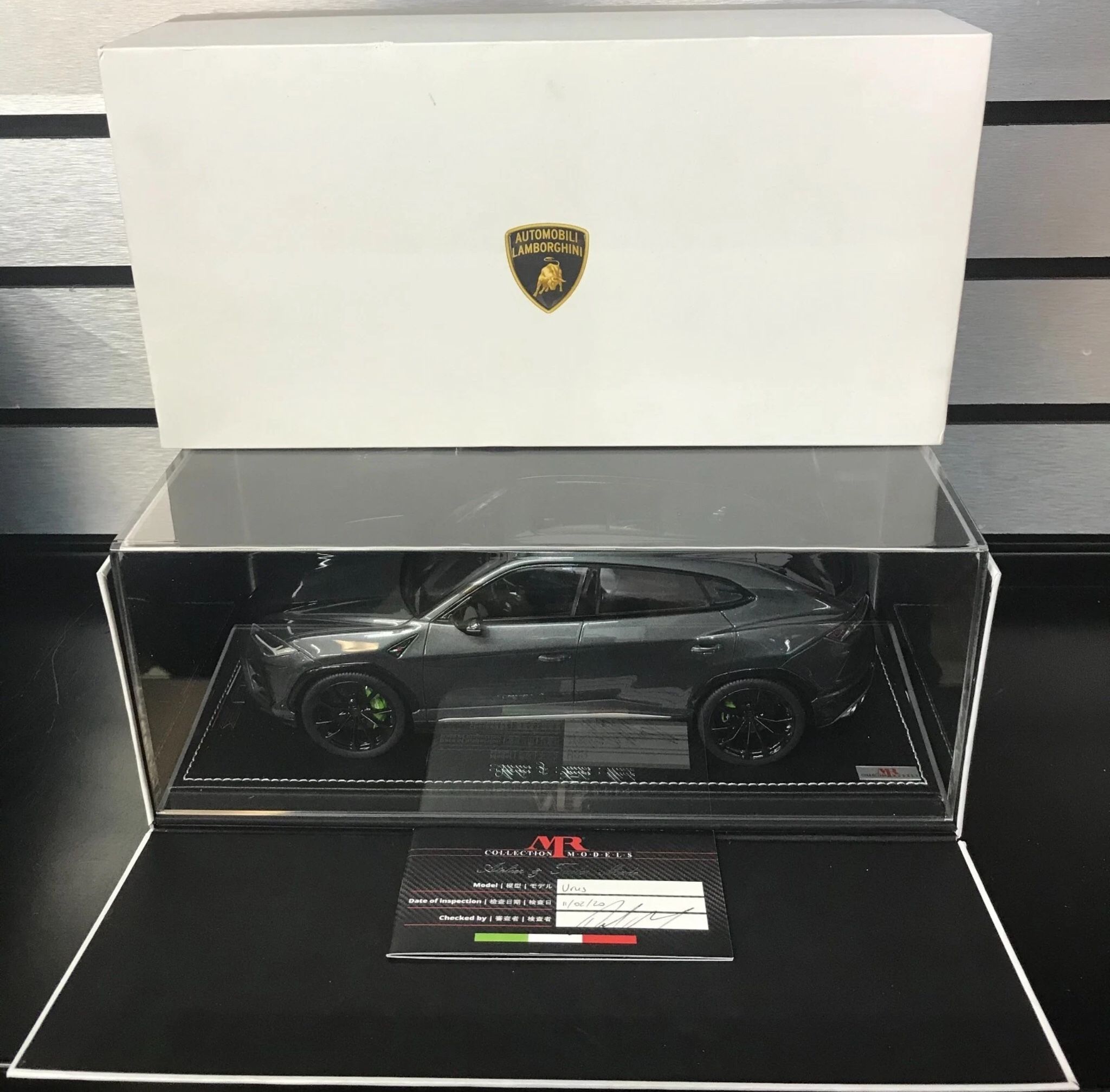 1/18 MR Lamborghini Urus in Grey Grigio ONE/OFF New in box Green Calipers COA Rare Model Replica Toy