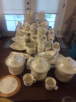 Pfaltzgraff Tea Rose 126 pieces Dishware