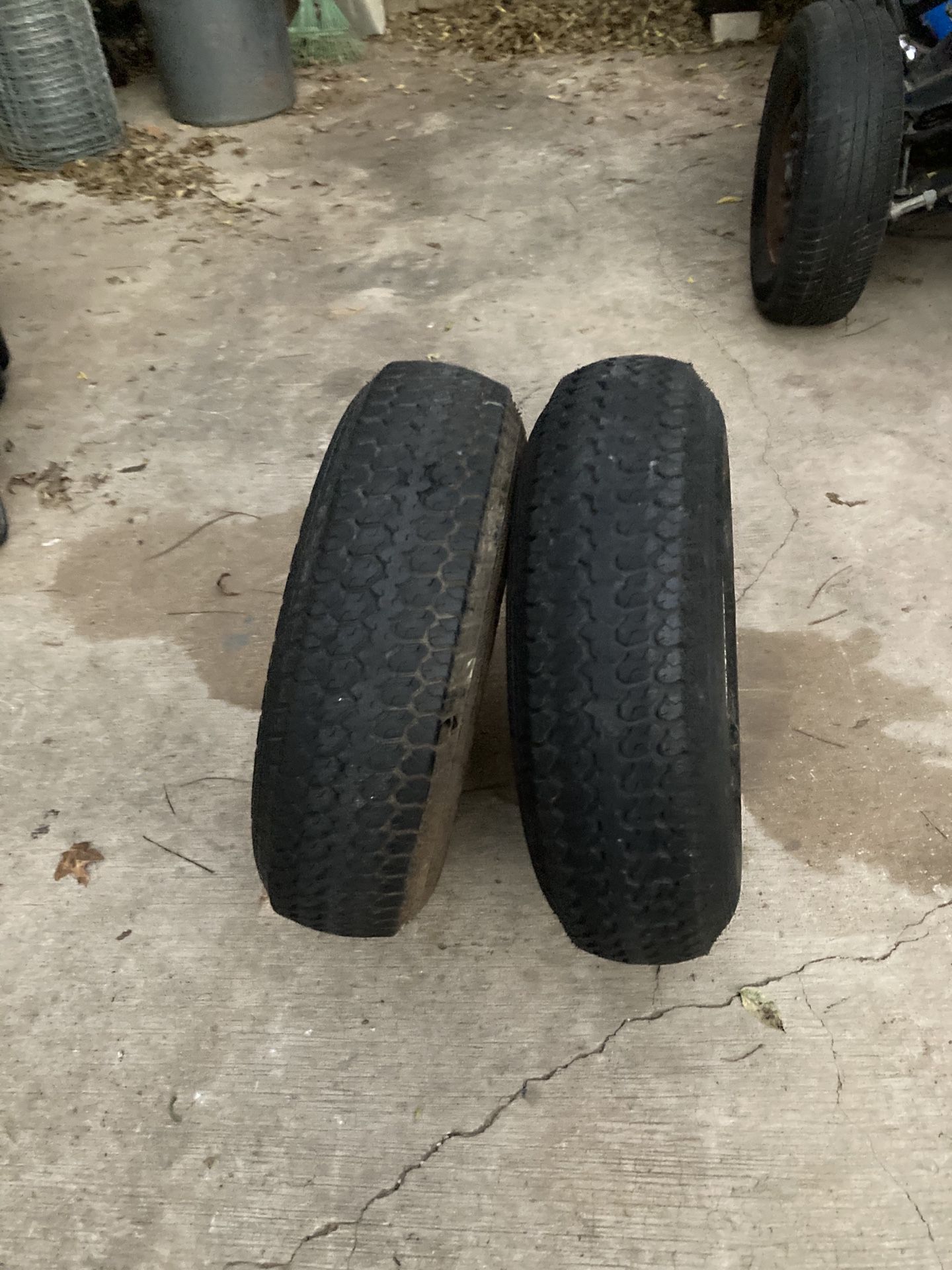 Two tires with wheels for utility trailer llantas para traila