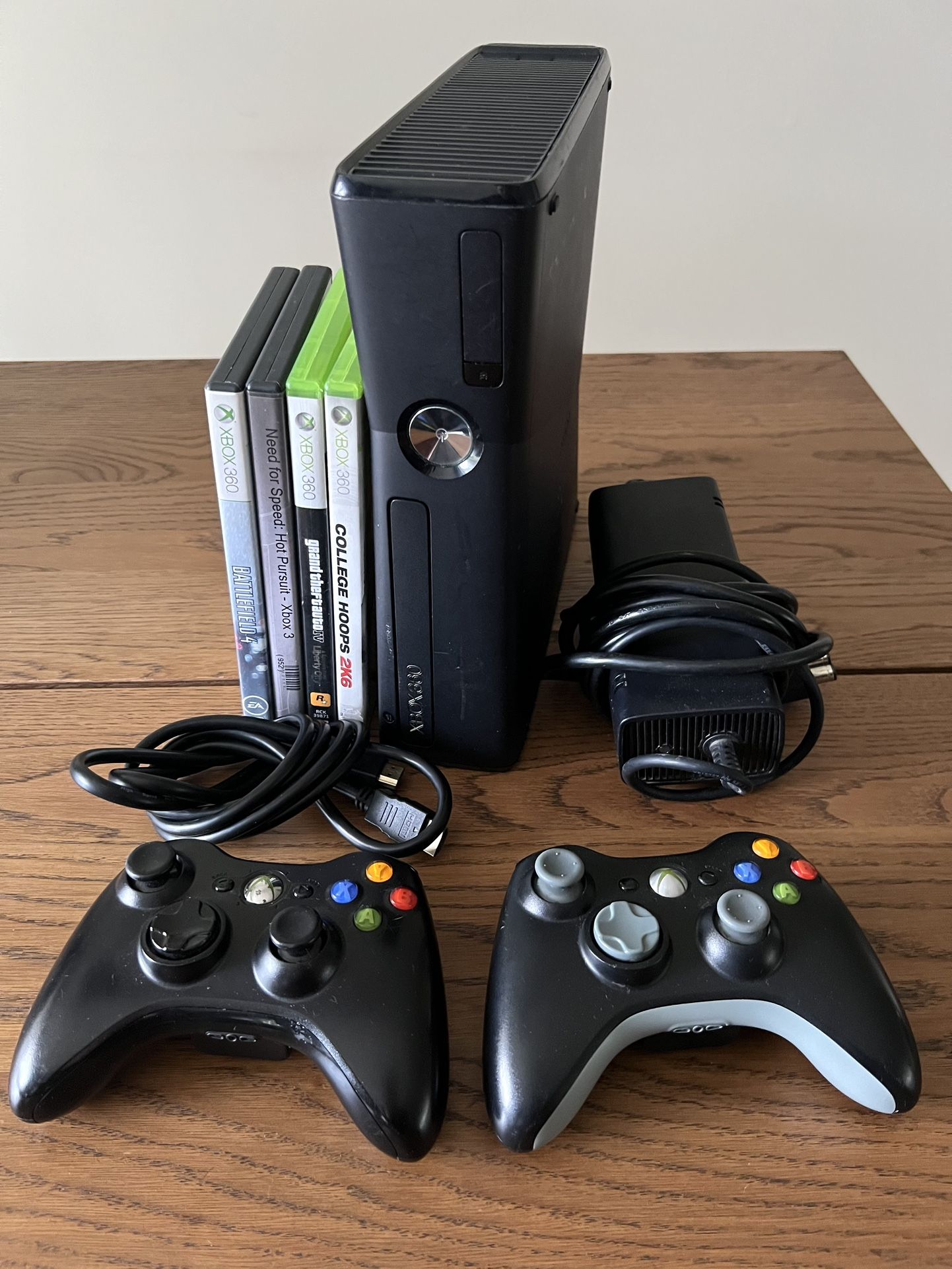 Xbox 360 Slim S 250gb System Bundle w 2 OEM Controllers - Tested