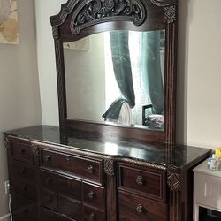 Dresser With Mirror