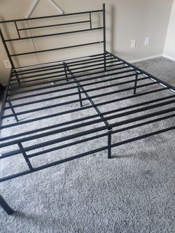 QUEEN METAL bed frame  no box spring needed