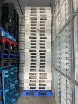 48x32x6 Heavy Duty Plastic Pallets (Good Condition)