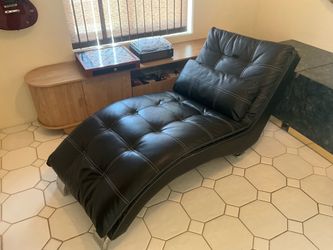 Interior black leather reclining Chase vintage look