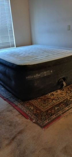 Must sell now  $20 or I throw it awsy                       Queen air mattress  , with built in air pump.