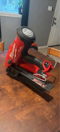 Milwaukee M18 FUEL 30° Framing Nailer